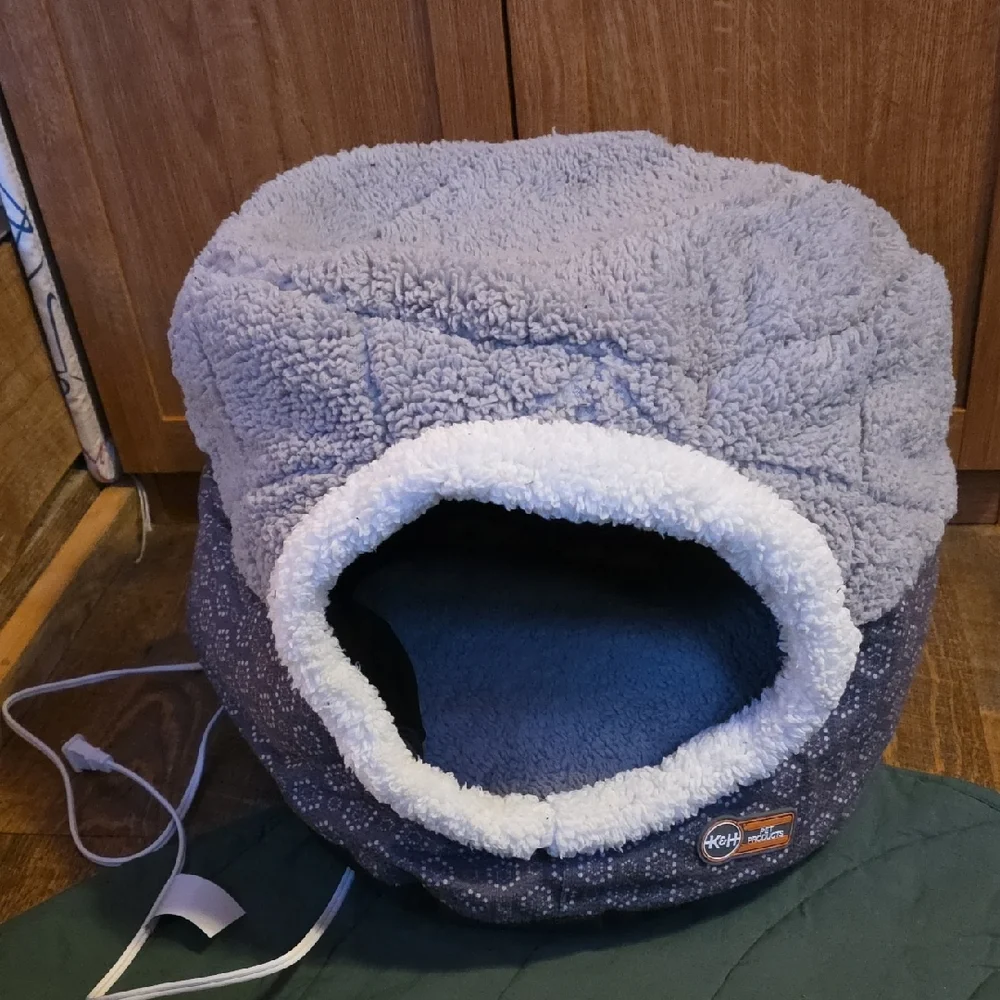 Electric Heated Cat Bed - Picture 1 of 3